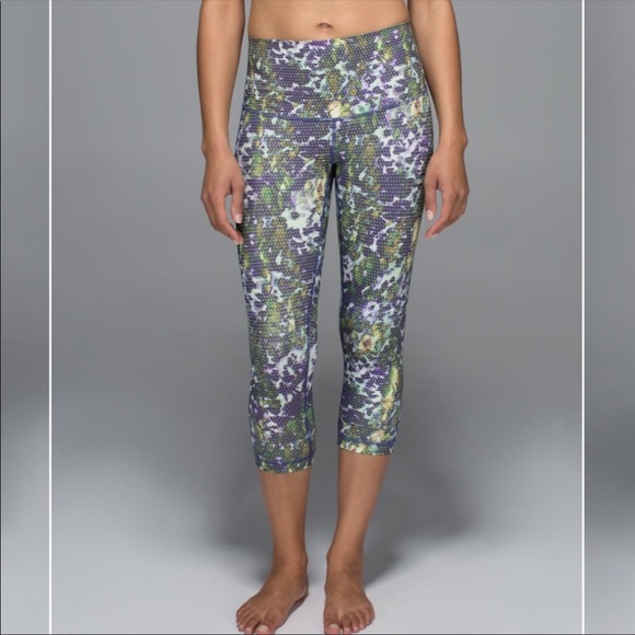lululemon athletica Pants - LULULEMON wunder under cropped 21’ inch purple floral leggings x29